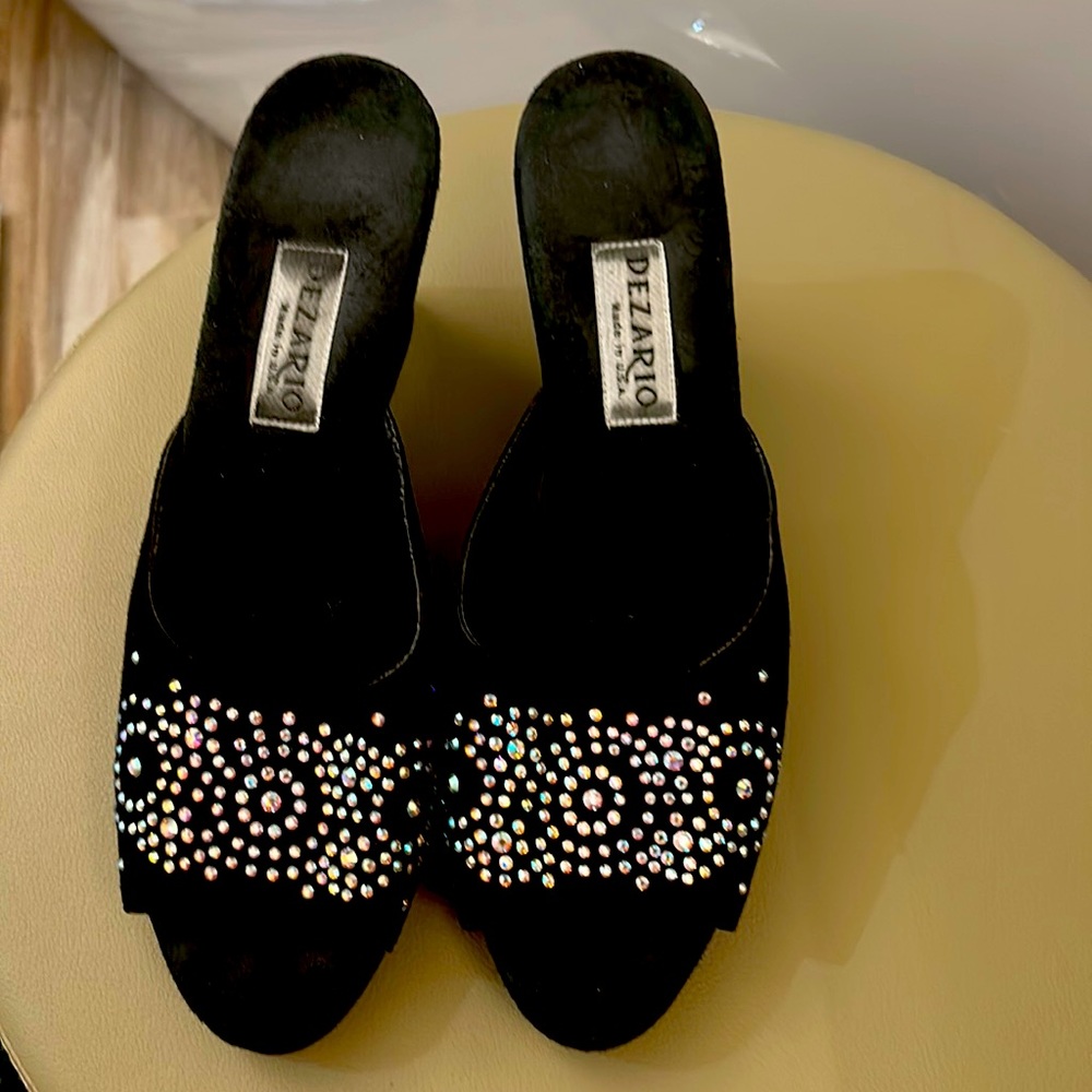 Very confortable suede leather with crystal rain stones